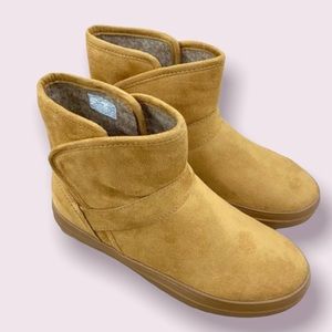 NEW CROCS lodgepoint synth suede booties in hazelnut in box with tags size 6